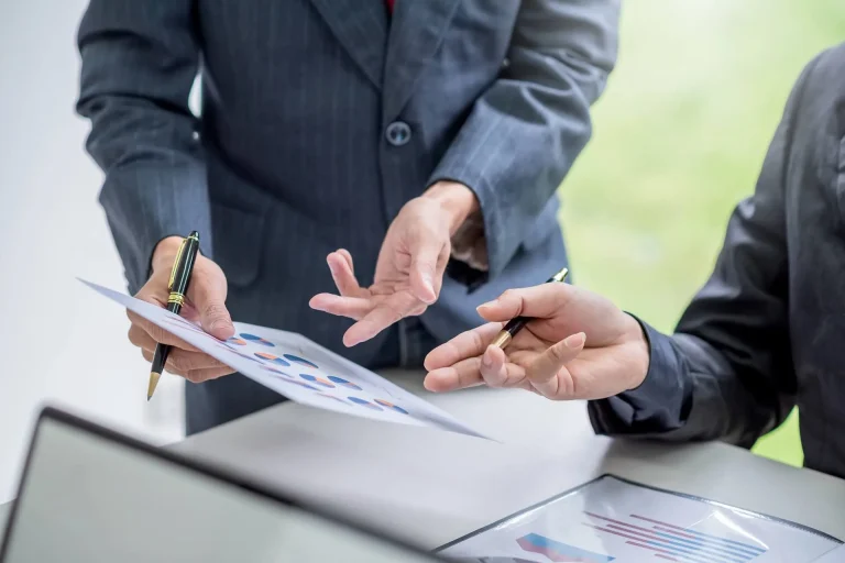 Business People Meeting Analyzing 768x512